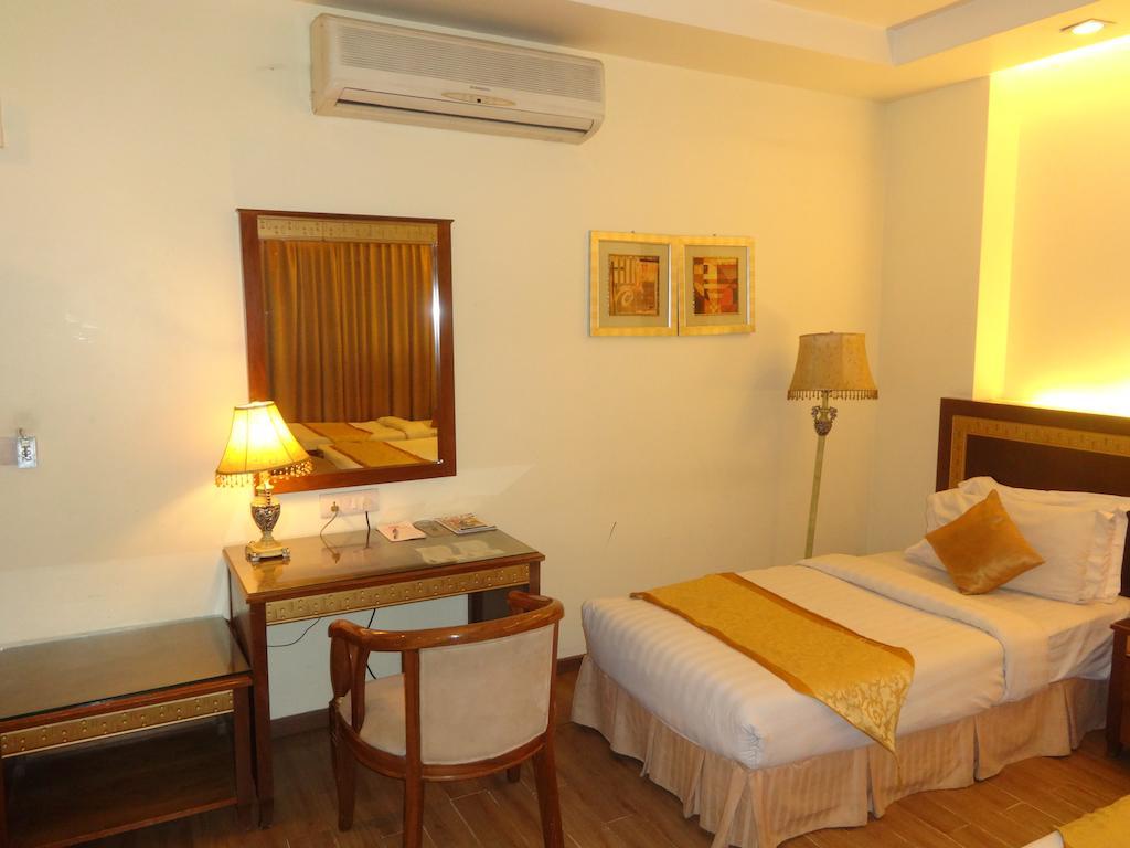 Hotel Picasso Paschim Vihar Delhi - Couple Friendly Local Ids Accepted Room photo