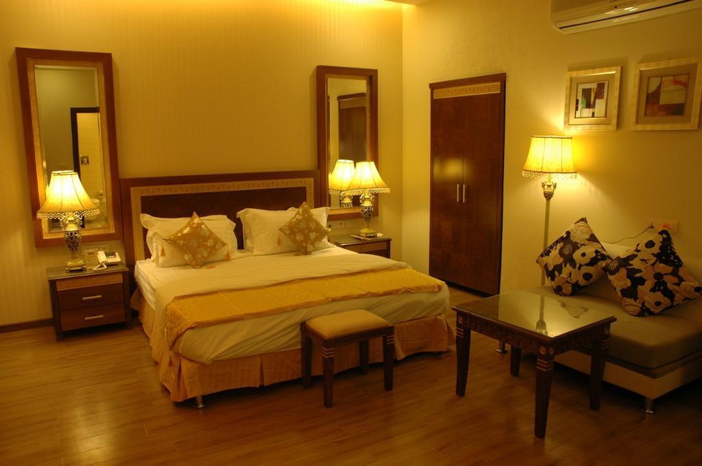 Hotel Picasso Paschim Vihar Delhi - Couple Friendly Local Ids Accepted Room photo